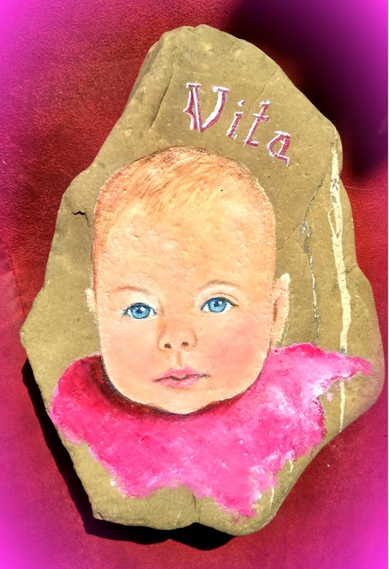 Portret punčke na kamnu