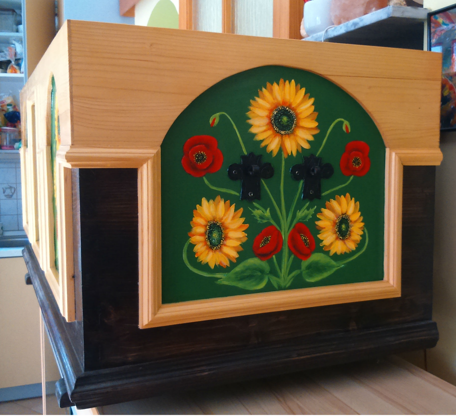 Sončnice in mak na leseni skrinji