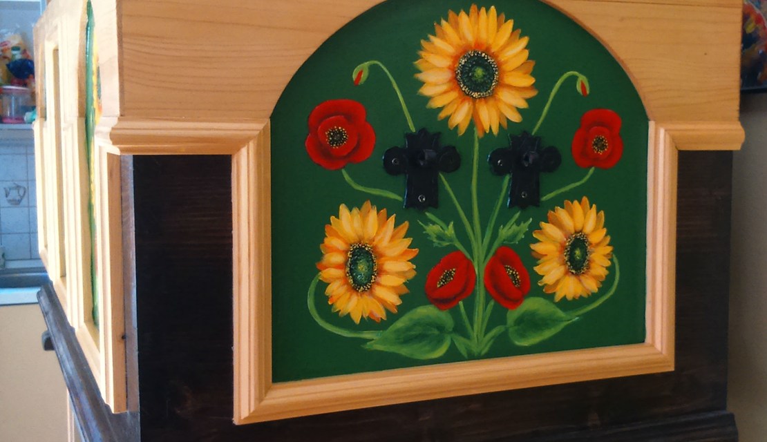 Sončnice in mak na leseni skrinji