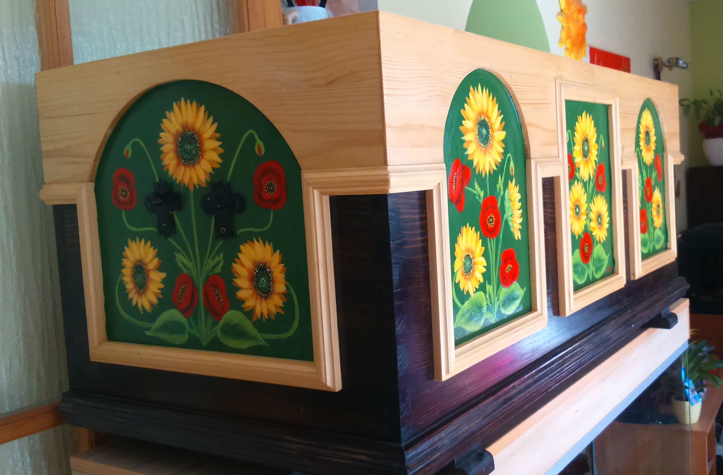 Sončnice in mak na leseni skrinji