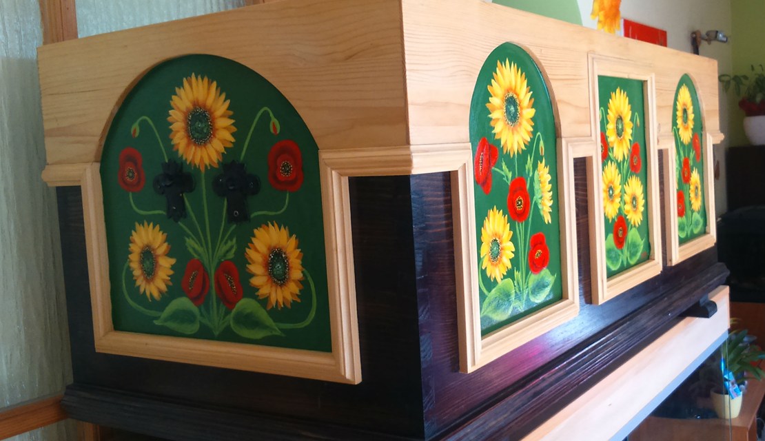 Sončnice in mak na leseni skrinji