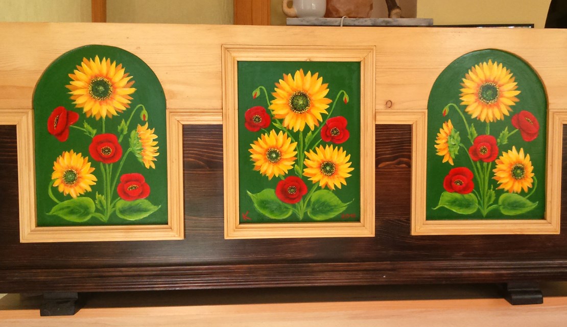 Sončnice in mak na leseni skrinji