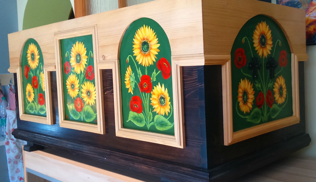 Sončnice in mak na leseni skrinji