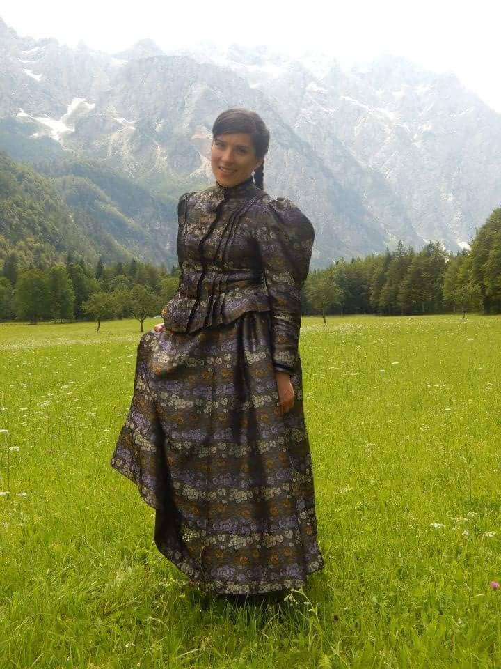 Portret dekleta v narodni noši