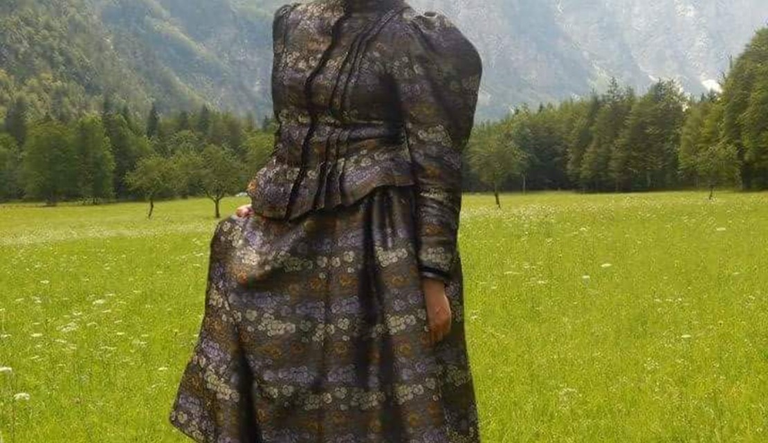 Portret dekleta v narodni noši