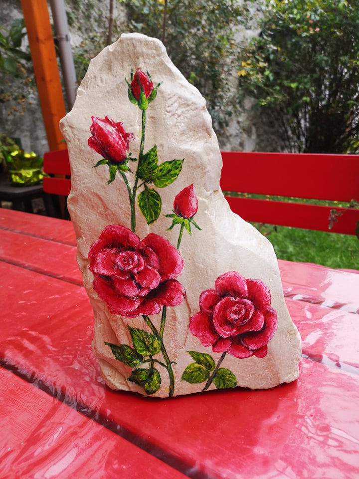 Vrtnice na večjem kamnu