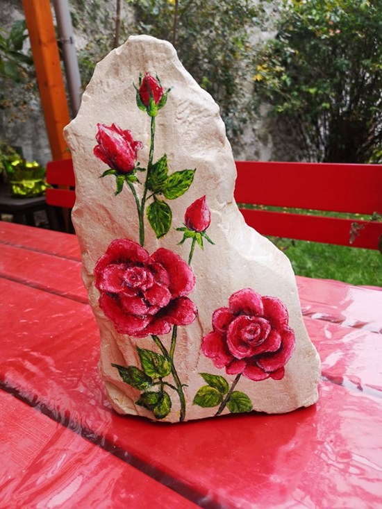 Vrtnice na večjem kamnu