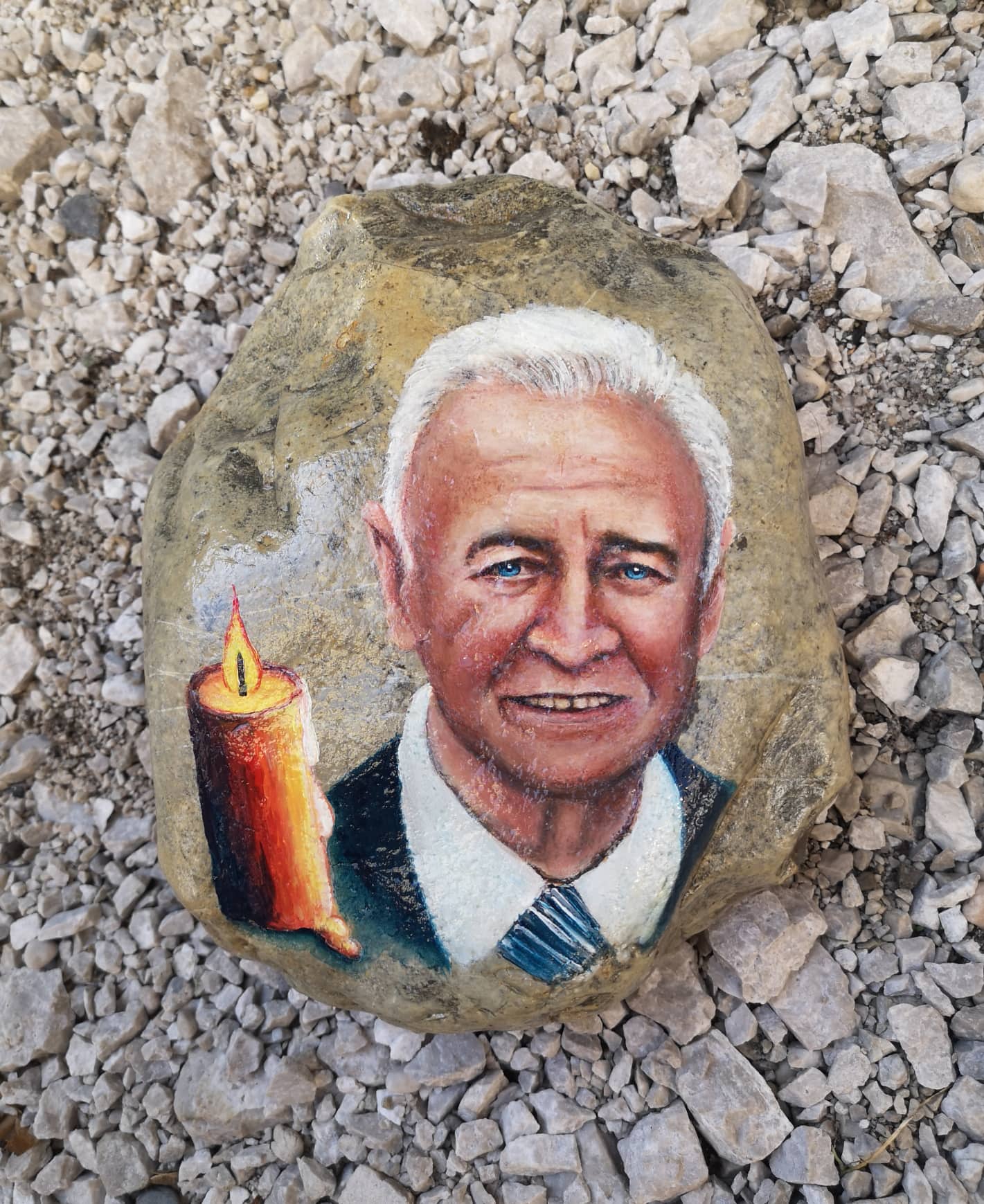 Portret dedka na kamnu