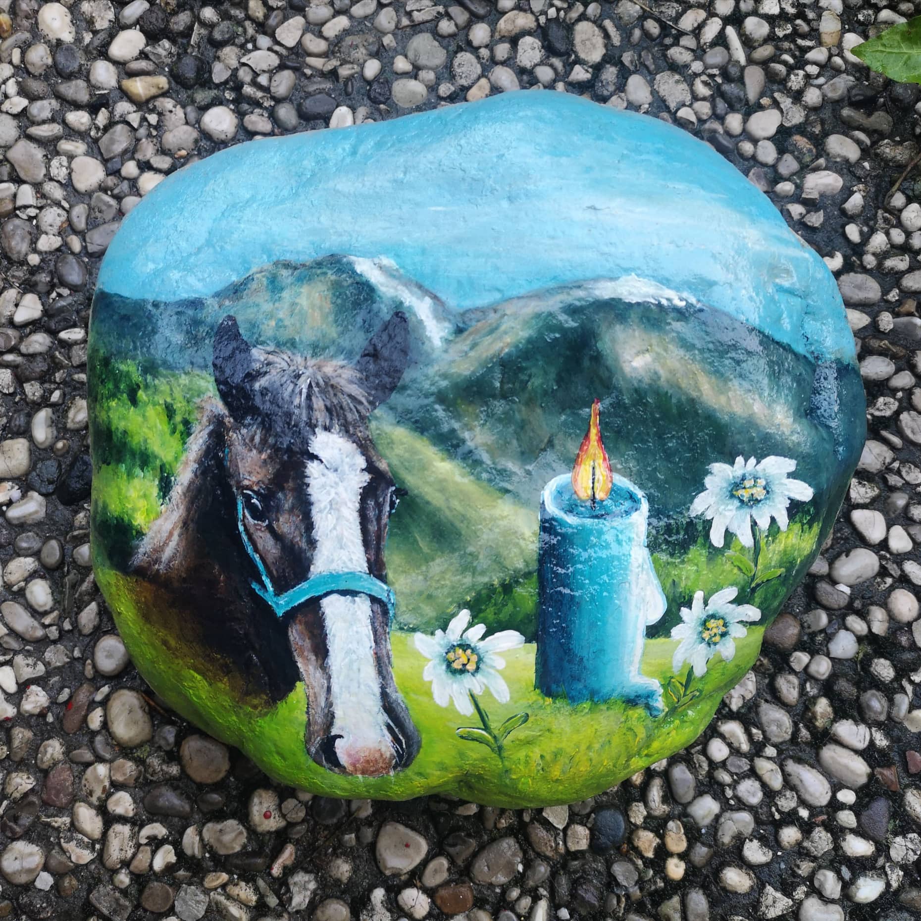 Svečka na kamnu s konjem pod Ratitovcem