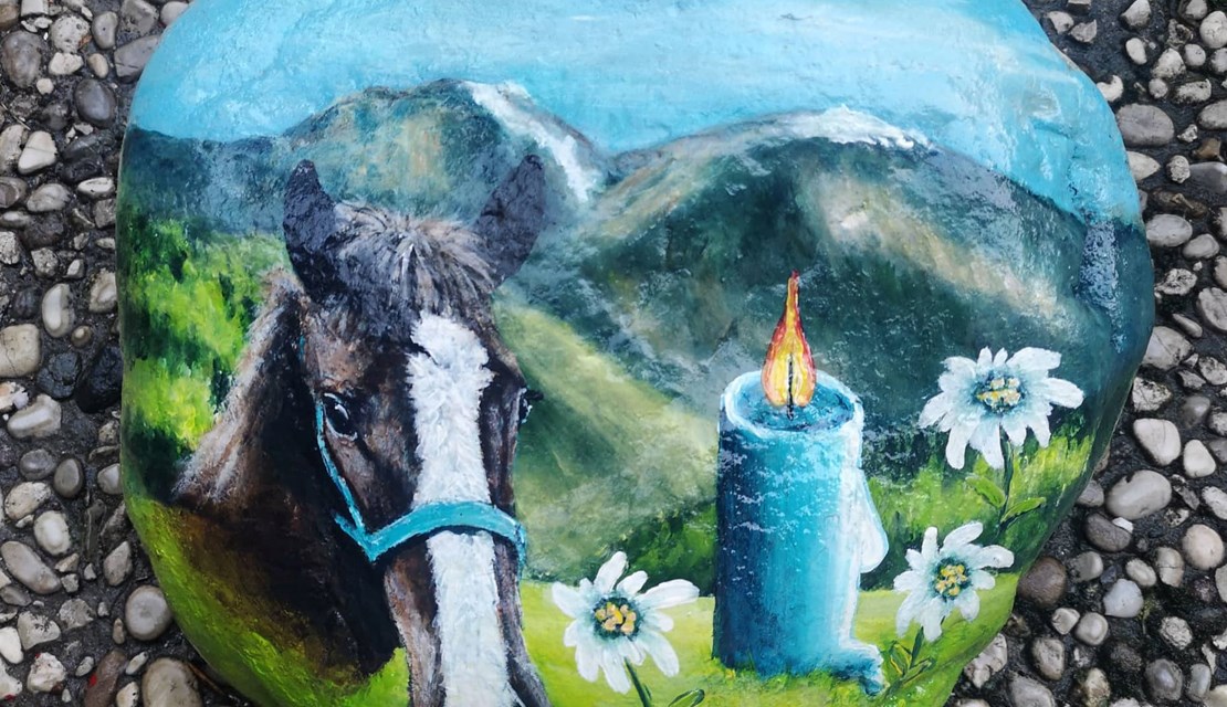 Svečka na kamnu s konjem pod Ratitovcem
