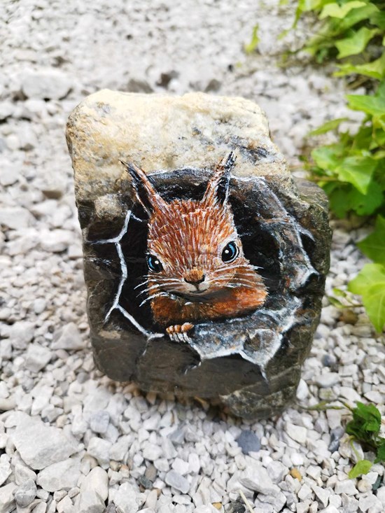 Veverica na kamnu, unikatna darila