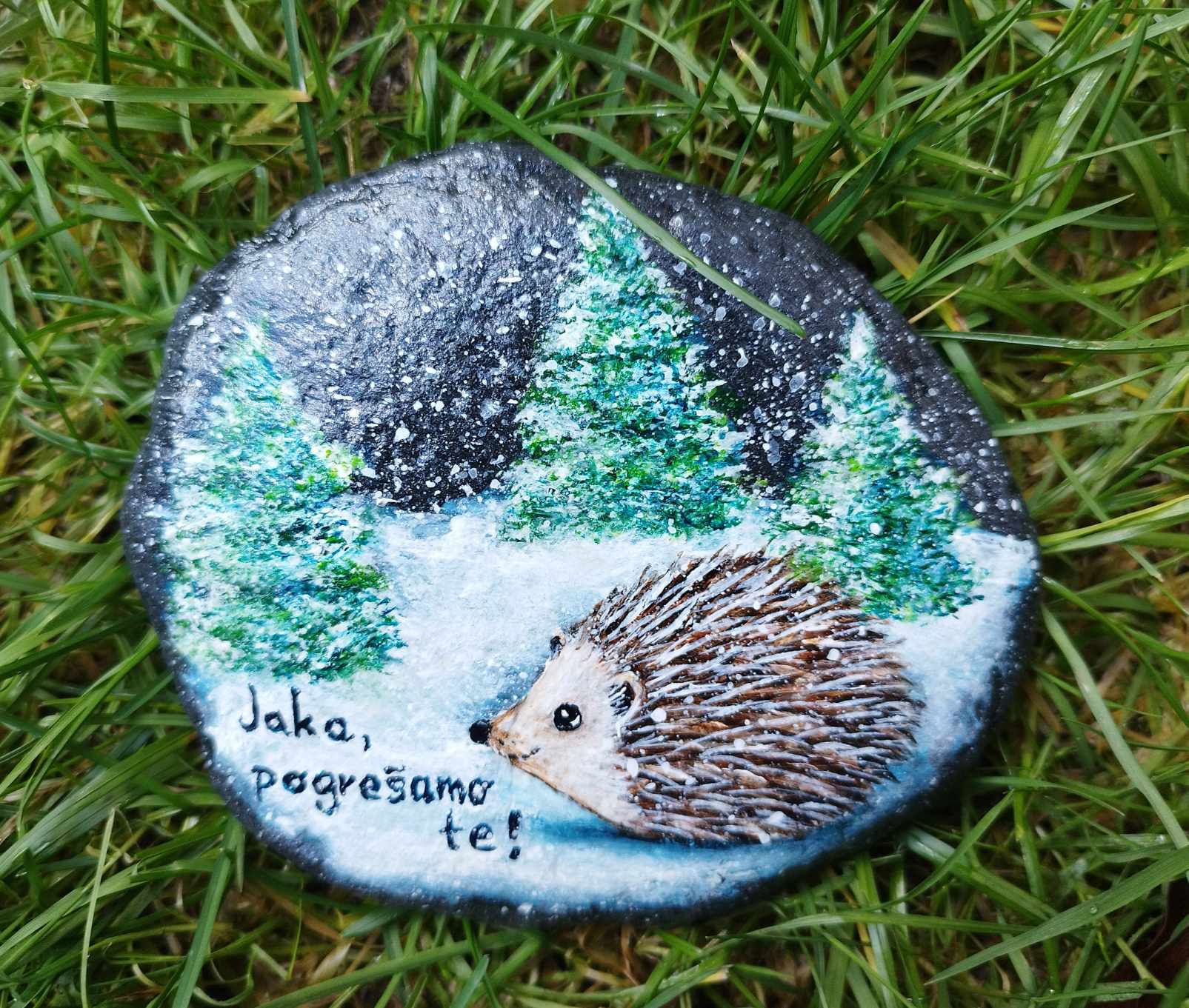 spominski kamen z ježkom pozimi