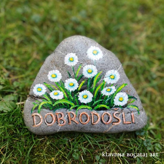 Kamen dobrodošlice z marjeticami
