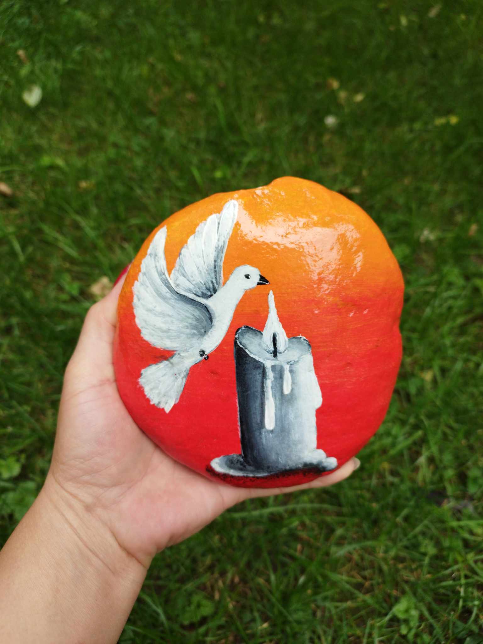 Žalni kamenčki svečka z golobčkom