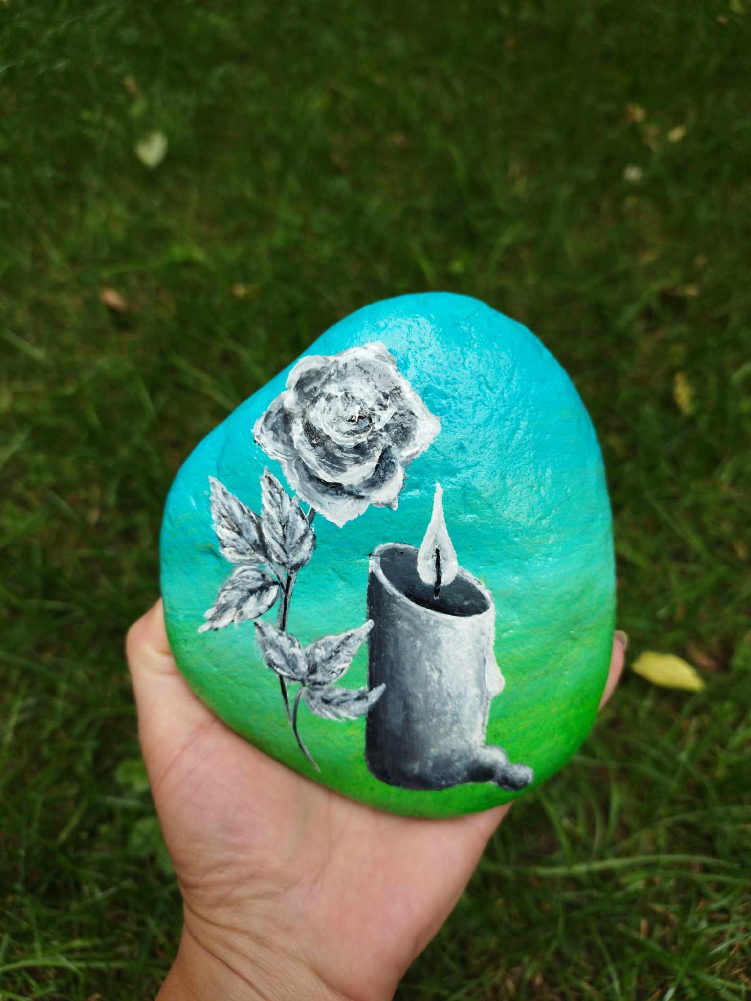 Spominski kamenčki, svečka na kamnu z vrtnico