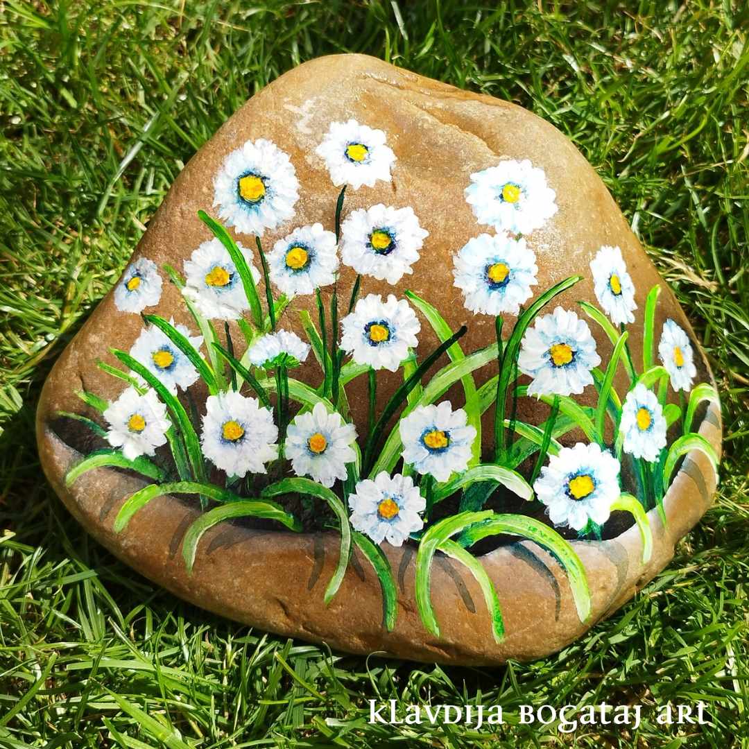 Marjetice poslikava kamna