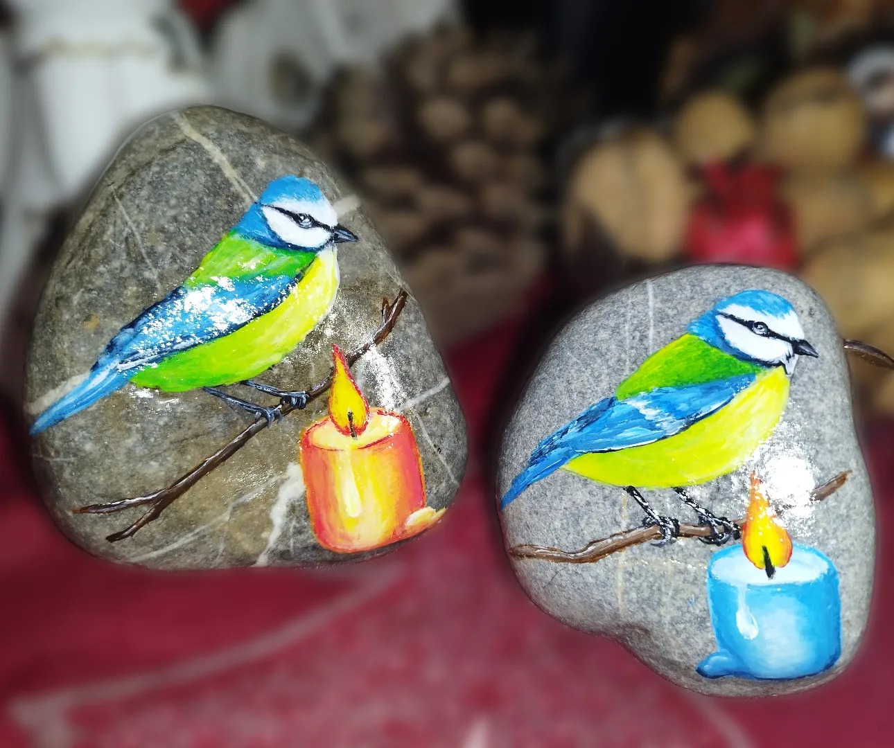 Sinička in svečka na kamnu